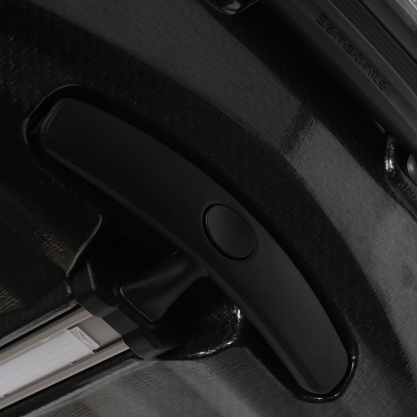 Вместительный чемодан из легкого пластика Samsonite Lite-Shock