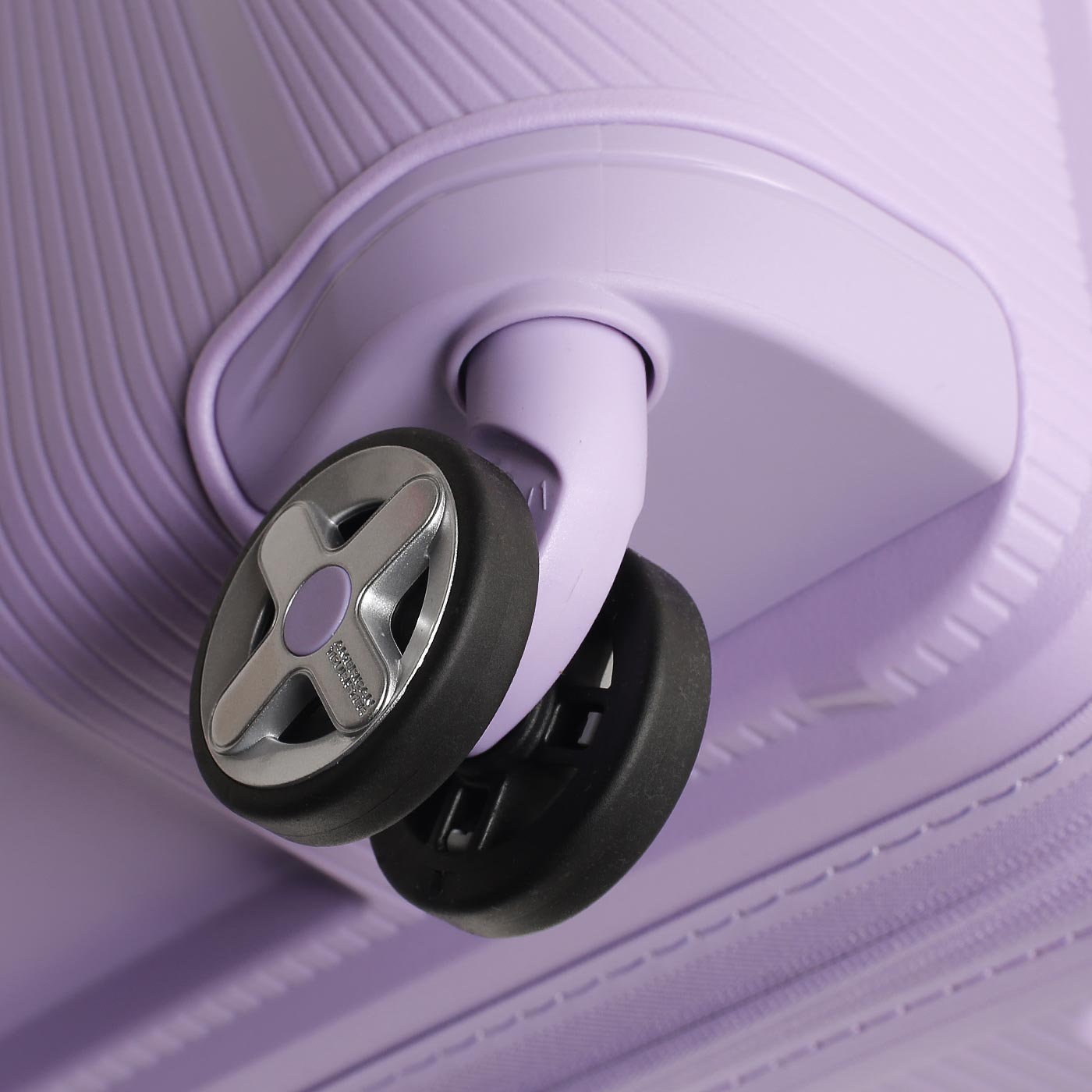 Чемодан большой L из полипропилена American Tourister Starvibe