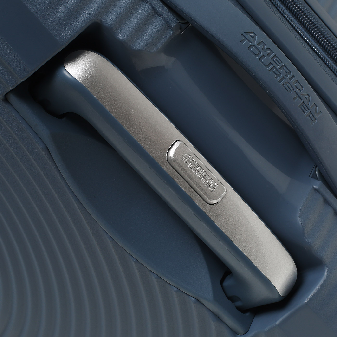 Чемодан средний M из полипропилена American Tourister Soundbox