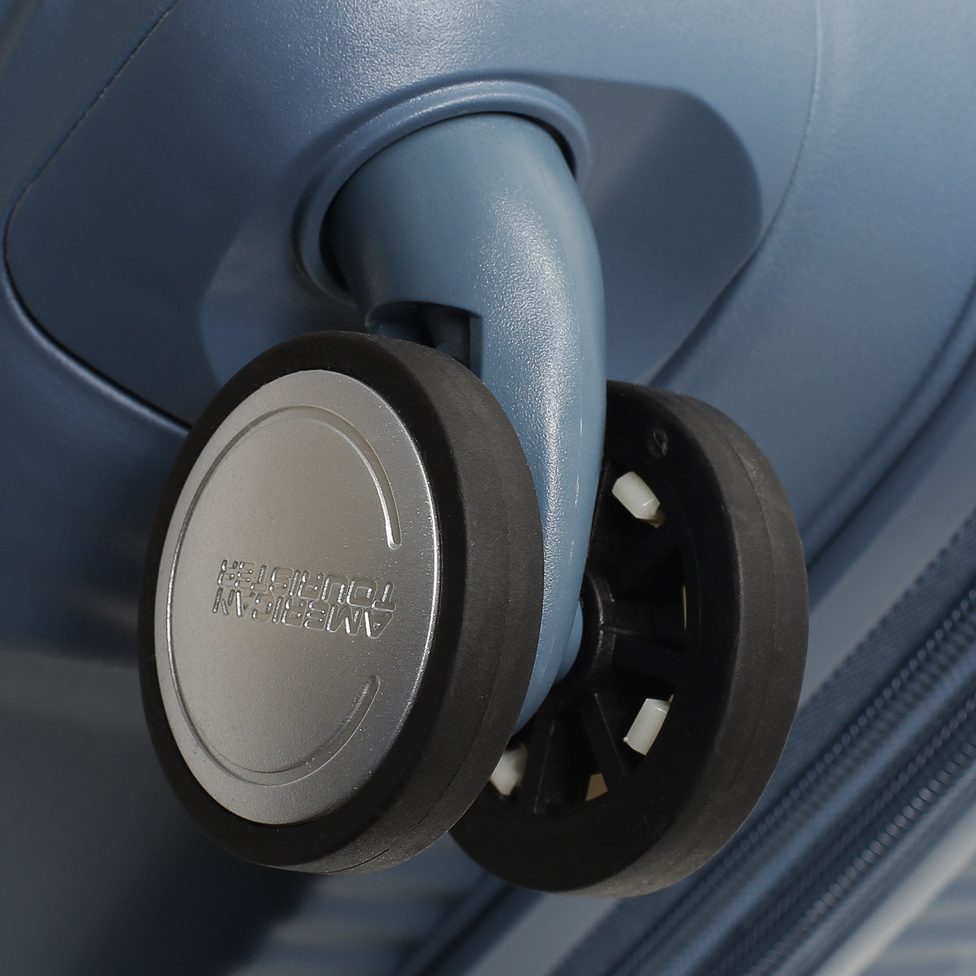 Чемодан средний M из полипропилена American Tourister Soundbox