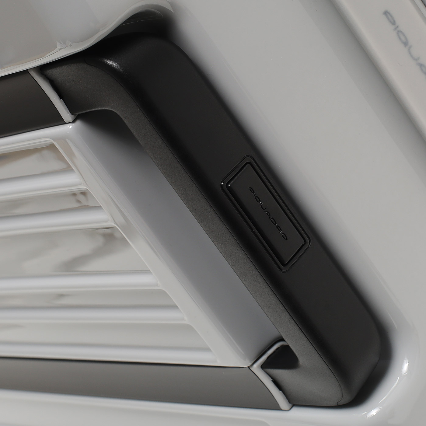 Чемодан средний M из поликарбоната Piquadro Pop