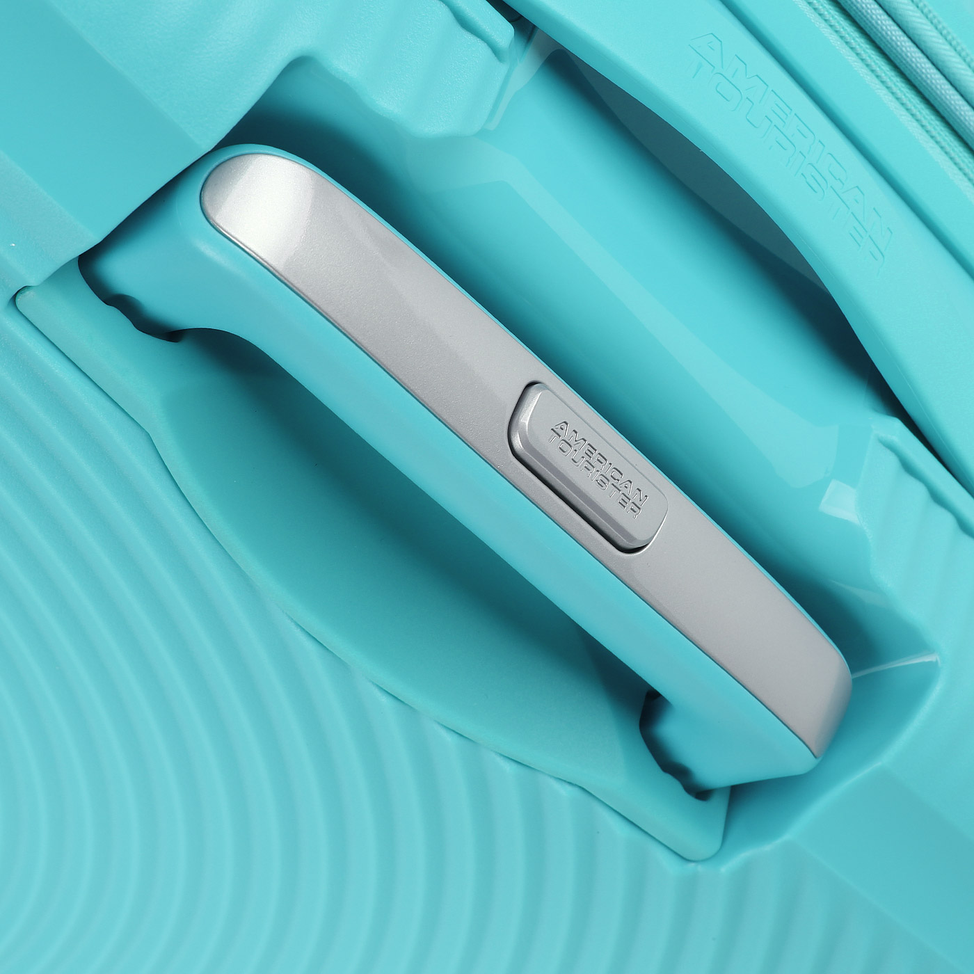 Чемодан большой L из полипропилена с кодовым замком American Tourister Soundbox